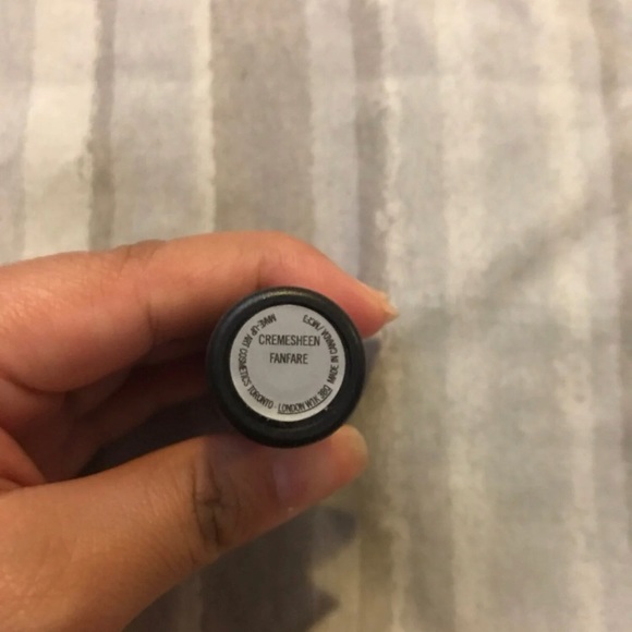 MAC Lipstick Fanfare - Picture 2 of 5